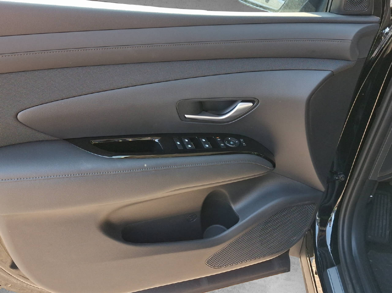 HYUNDAI Tucson 1.6 T-GDi HEV Origo 4WD Black Line MY27-image-3