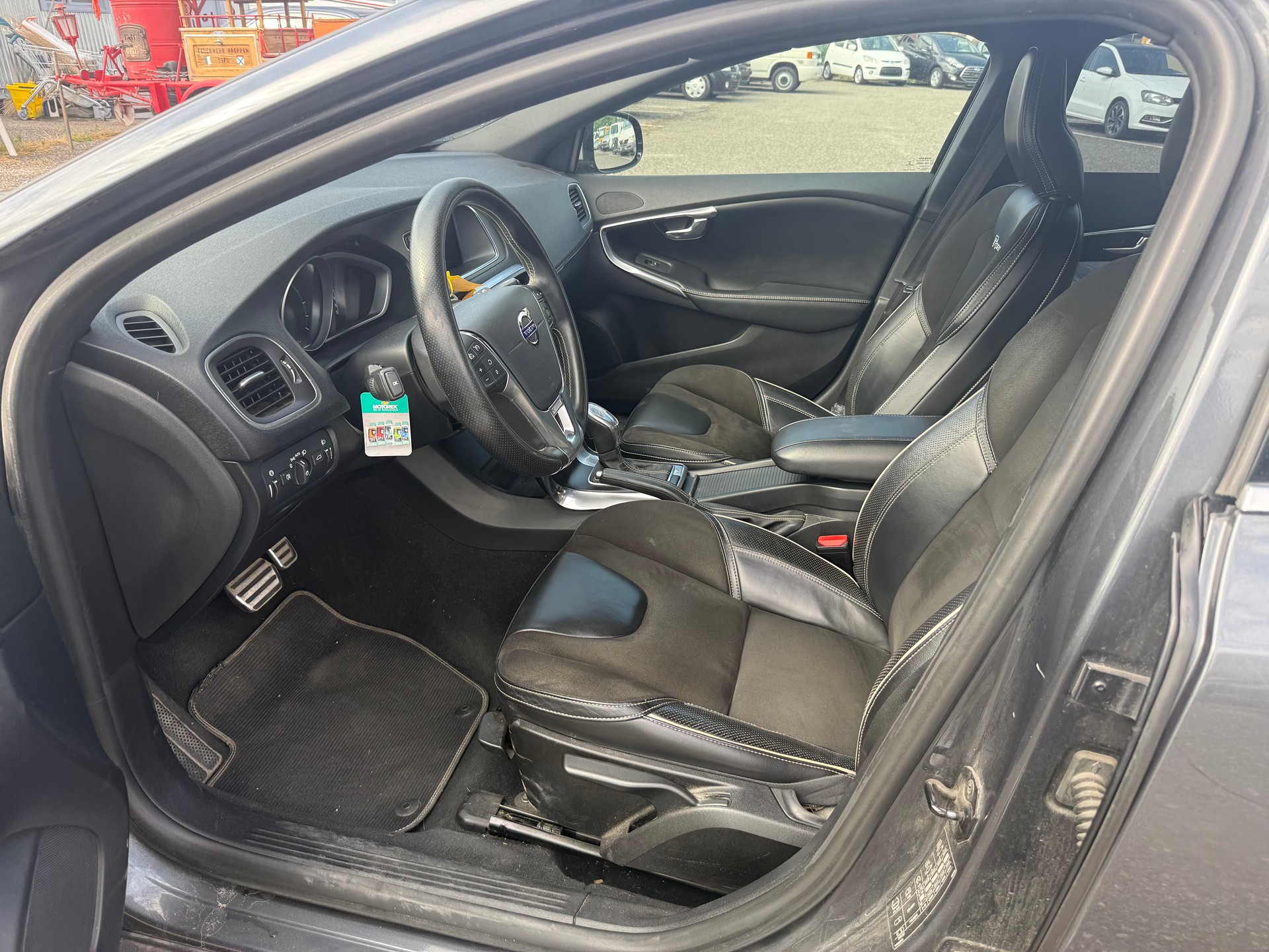 VOLVO V40 D4 Momentum Geartronic-image-6