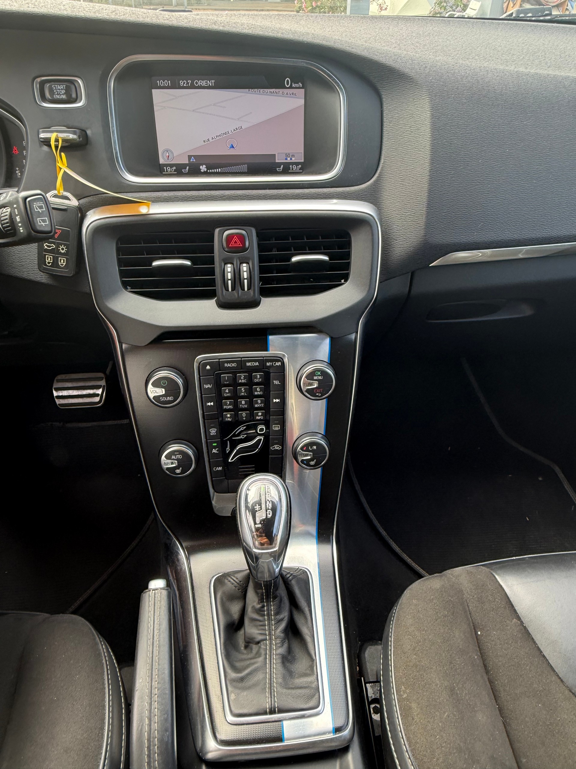 VOLVO V40 D4 Momentum Geartronic-image-7