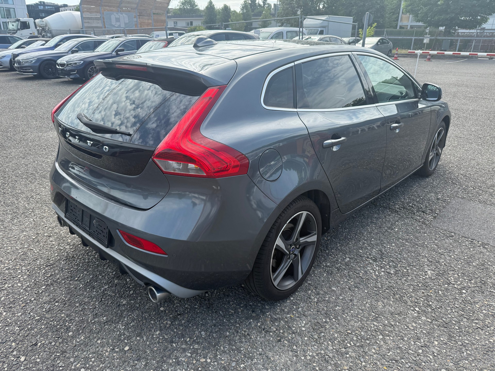 VOLVO V40 D4 Momentum Geartronic-image-2
