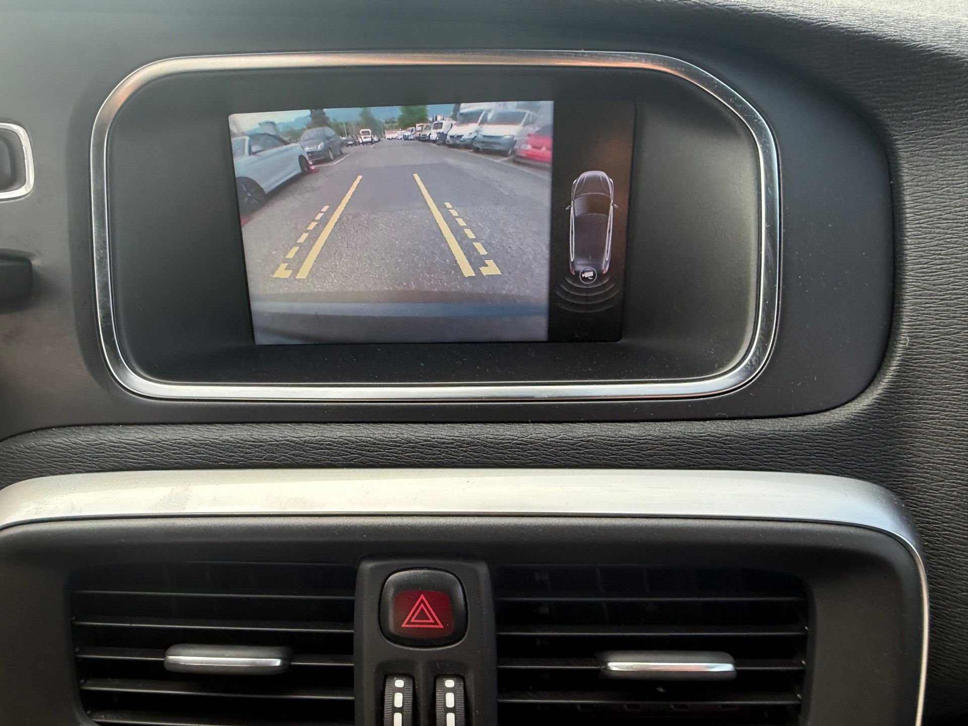 VOLVO V40 D4 Momentum Geartronic-image-8