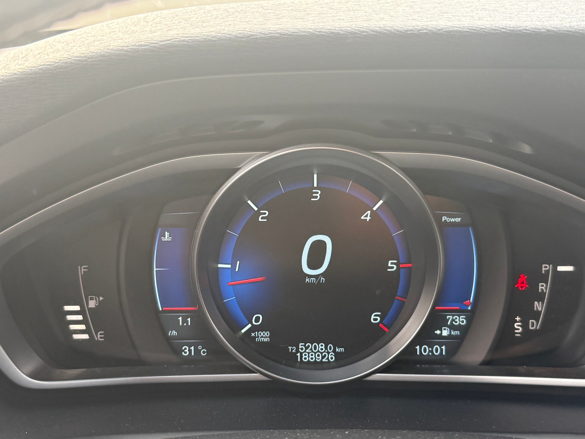 VOLVO V40 D4 Momentum Geartronic-image-9