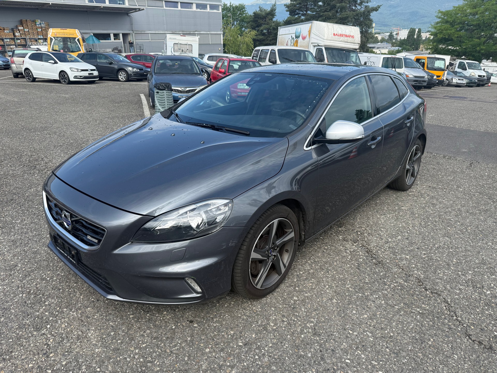 VOLVO V40 D4 Momentum Geartronic-image-0