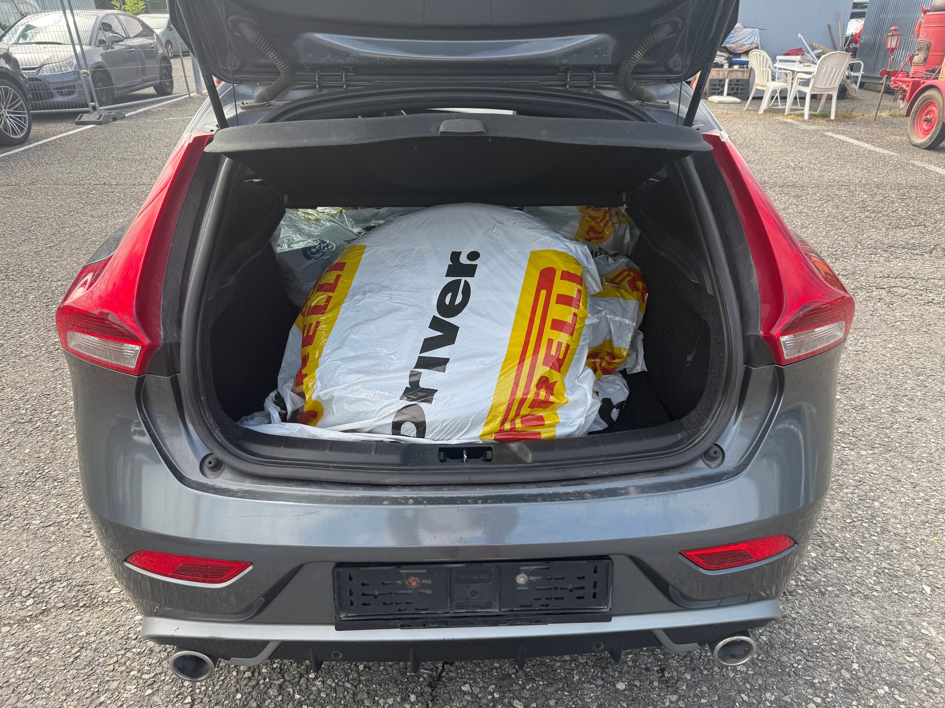 VOLVO V40 D4 Momentum Geartronic-image-4