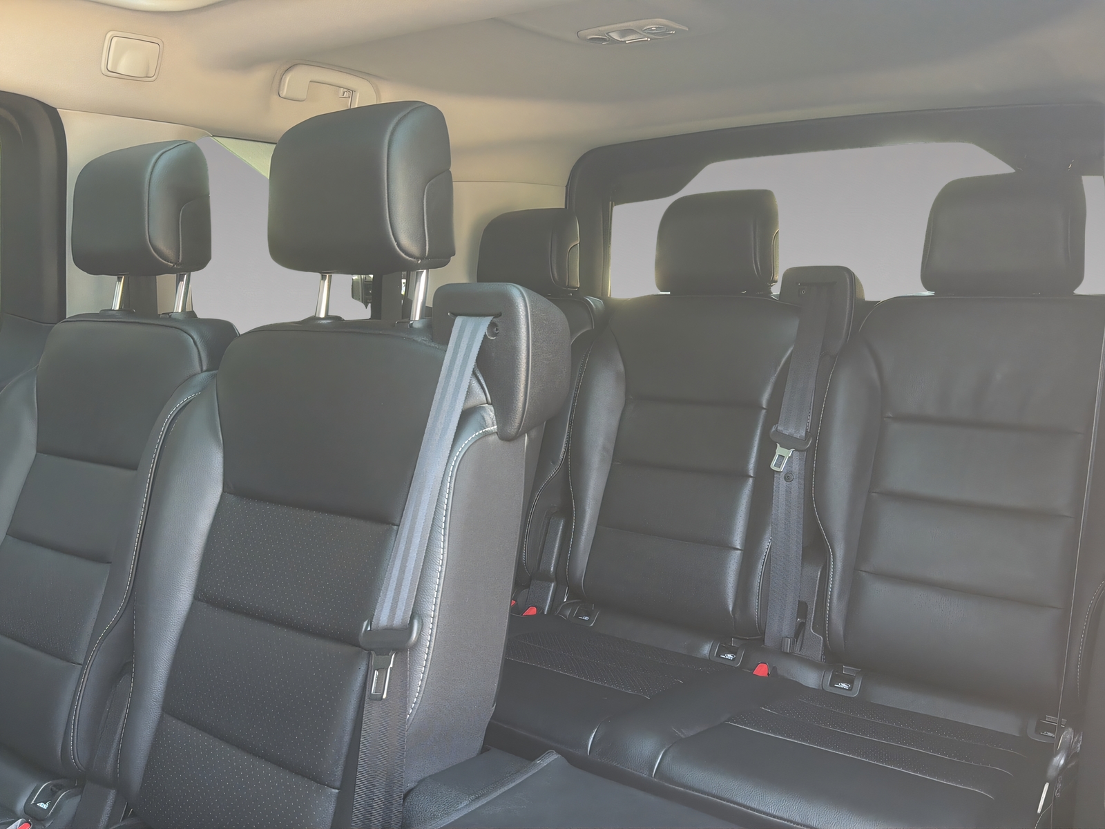 PEUGEOT e-Traveller Standard 75 kWh Allure-image-21