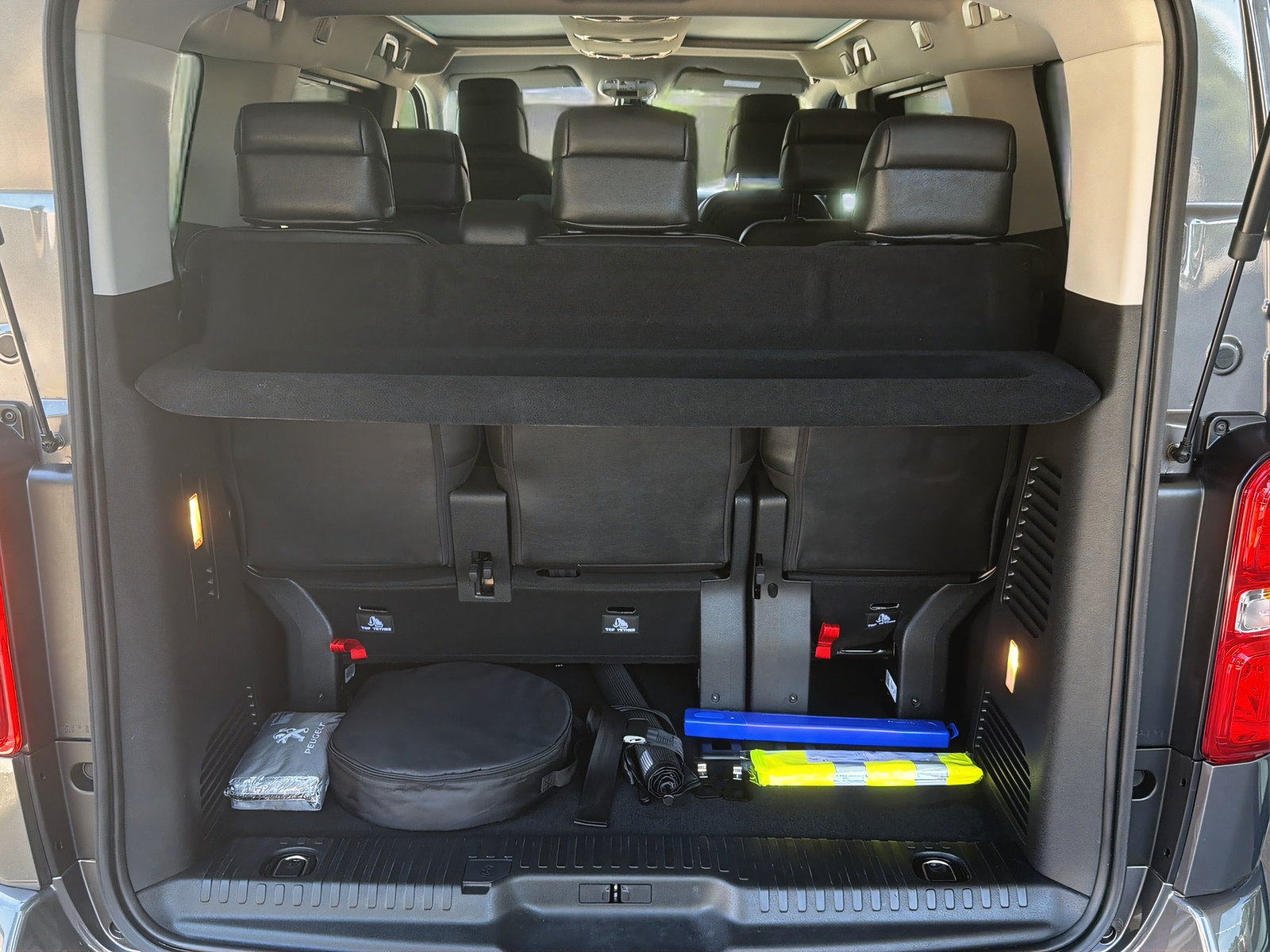 PEUGEOT e-Traveller Standard 75 kWh Allure-image-23