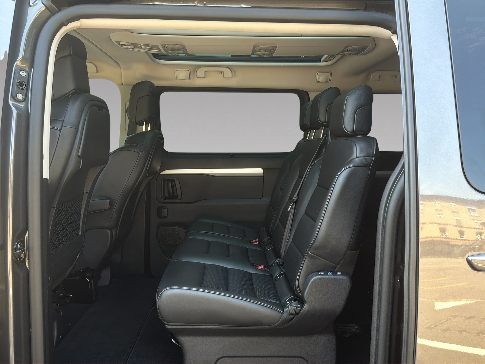 PEUGEOT e-Traveller Standard 75 kWh Allure-image-19