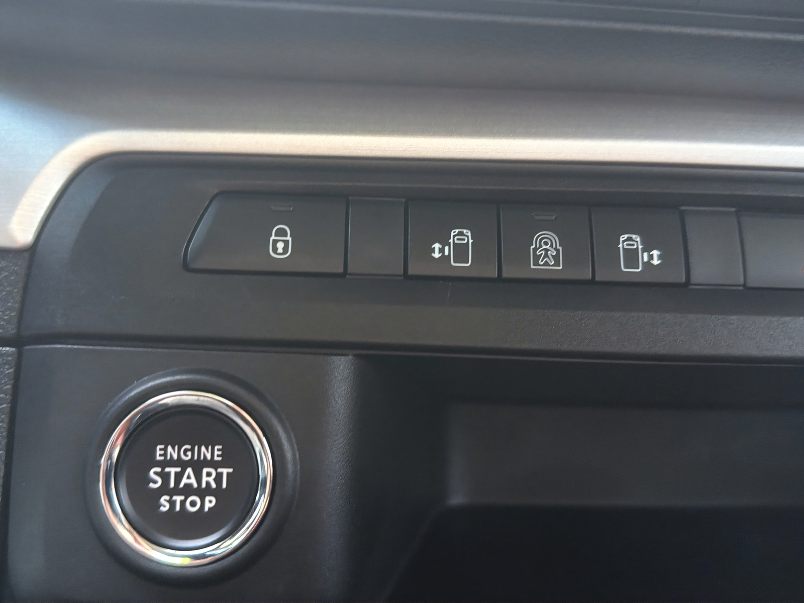 PEUGEOT e-Traveller Standard 75 kWh Allure-image-17