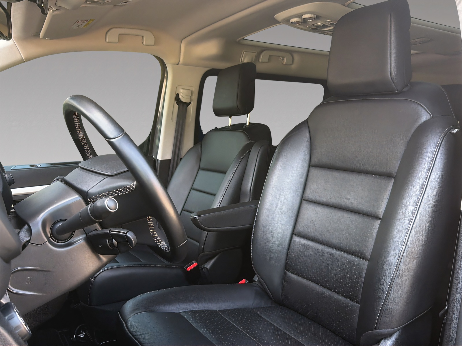 PEUGEOT e-Traveller Standard 75 kWh Allure-image-5