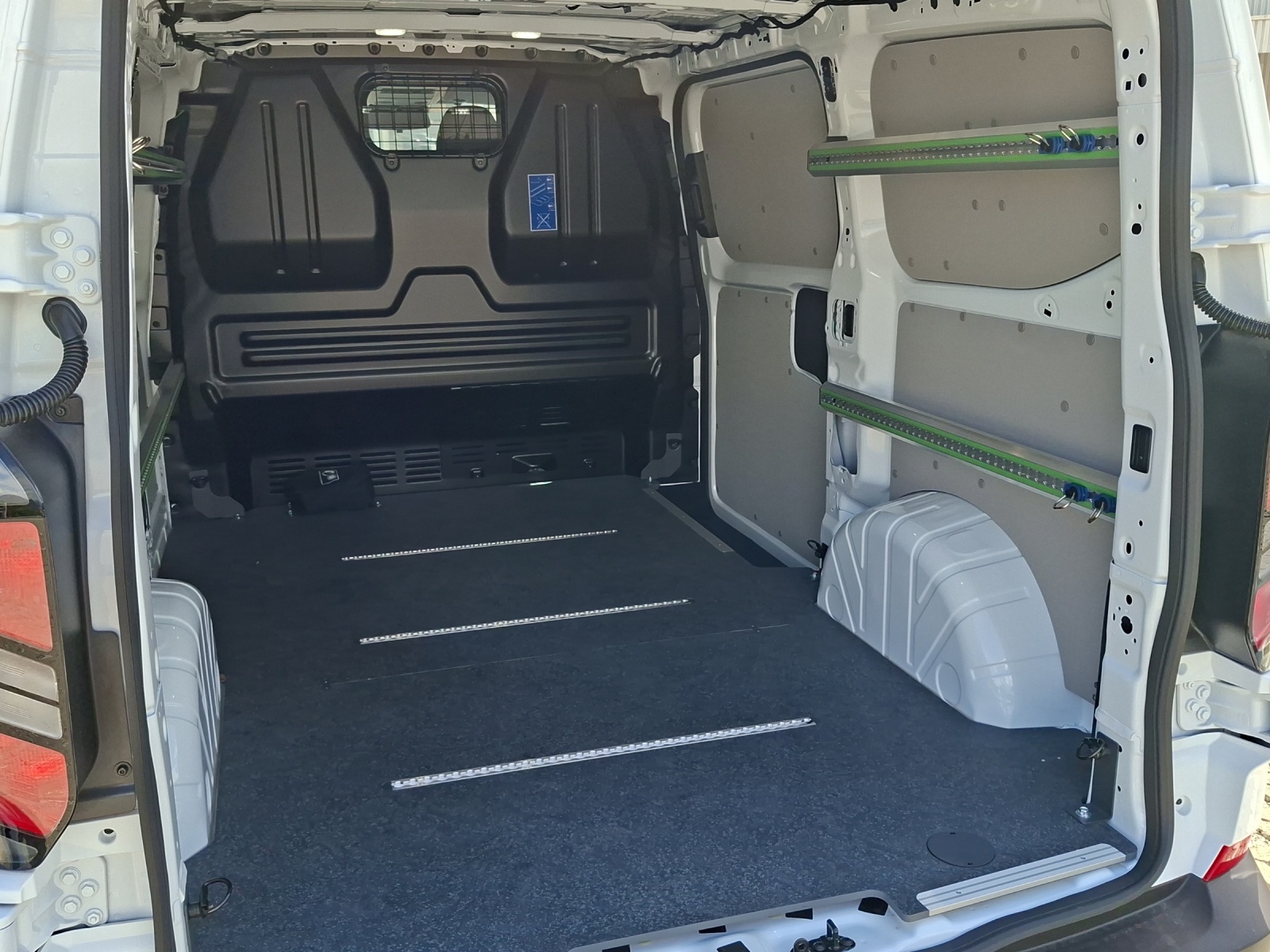 FORD Transit Custom Van 320 L1H1 Trend 4x4 Automatique-image-8