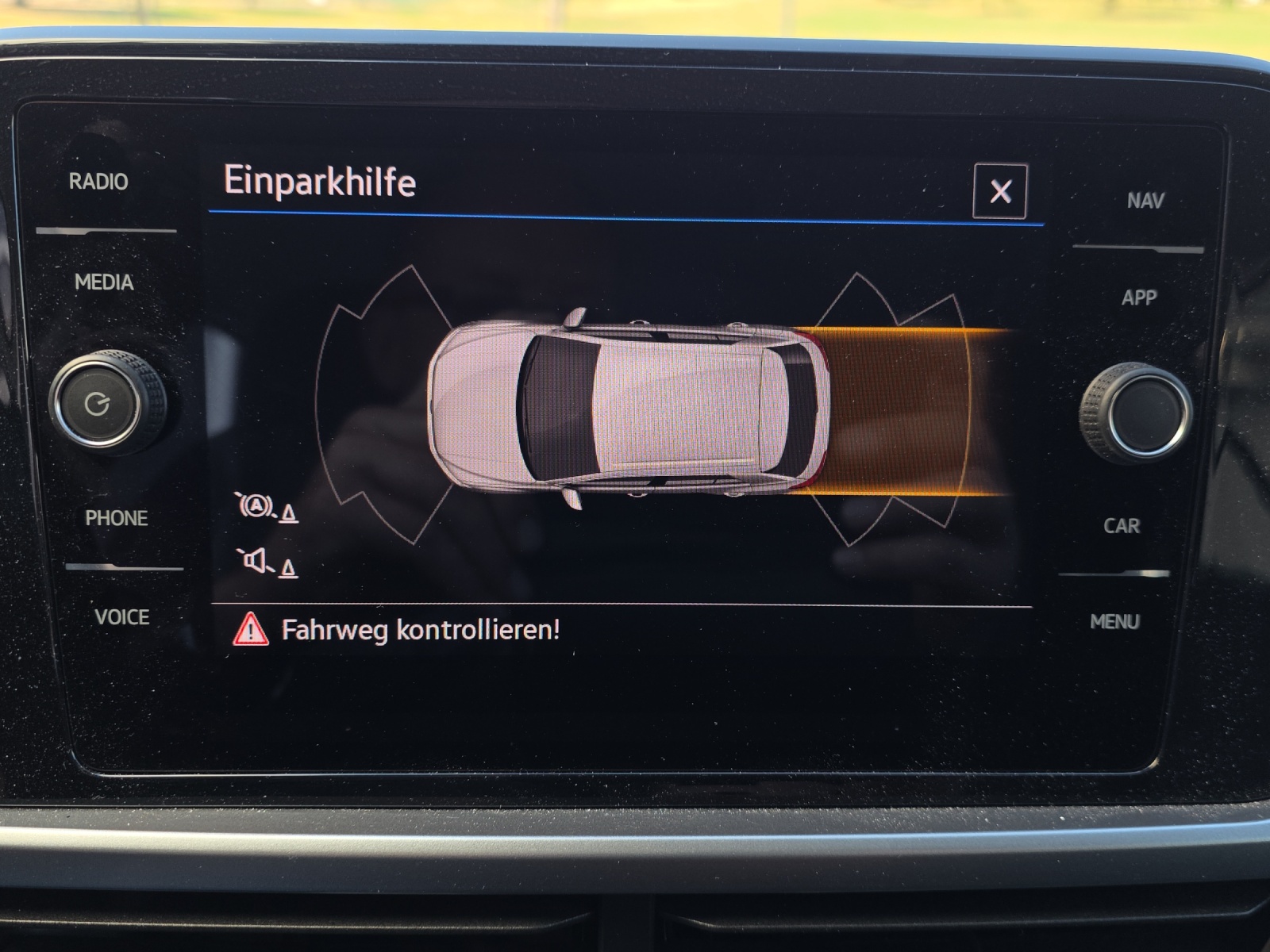 VW T-Roc 1.5 TSI EVO Life DSG mit Anhängevorrichtung, Navi, DAB+ & Sitzheizung-image-24
