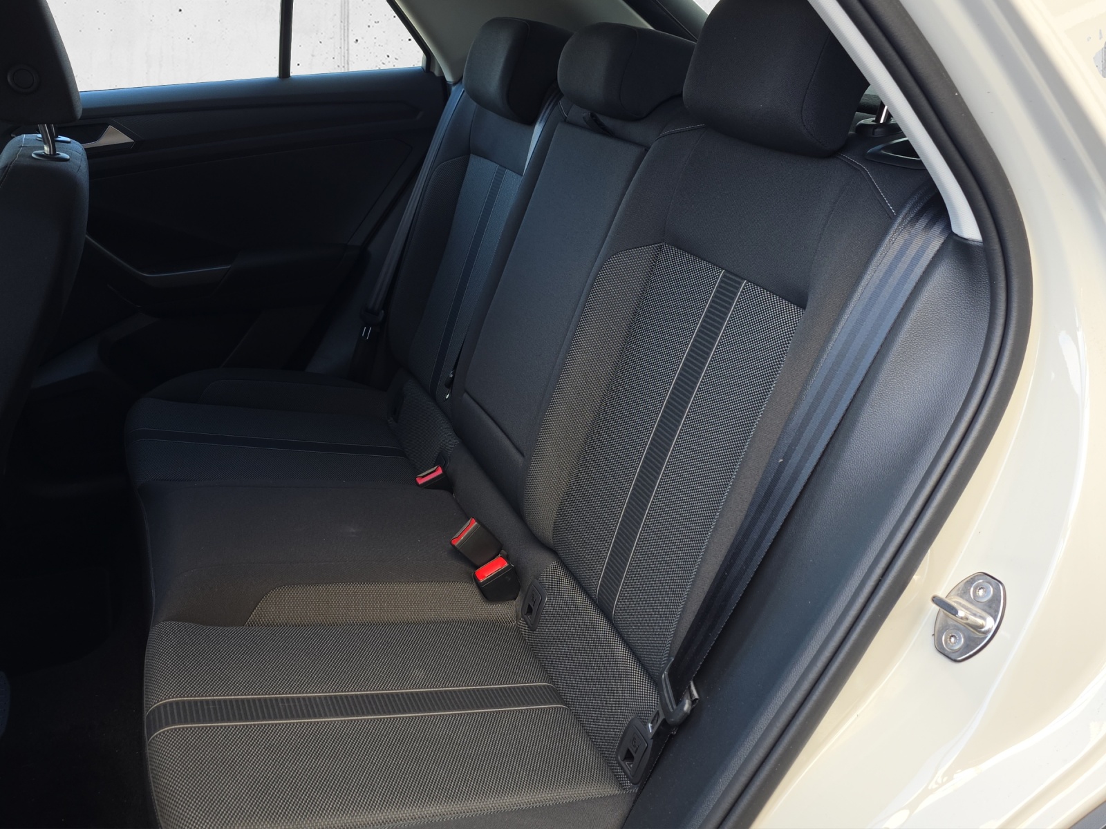 VW T-Roc 1.5 TSI EVO Life DSG mit Anhängevorrichtung, Navi, DAB+ & Sitzheizung-image-12