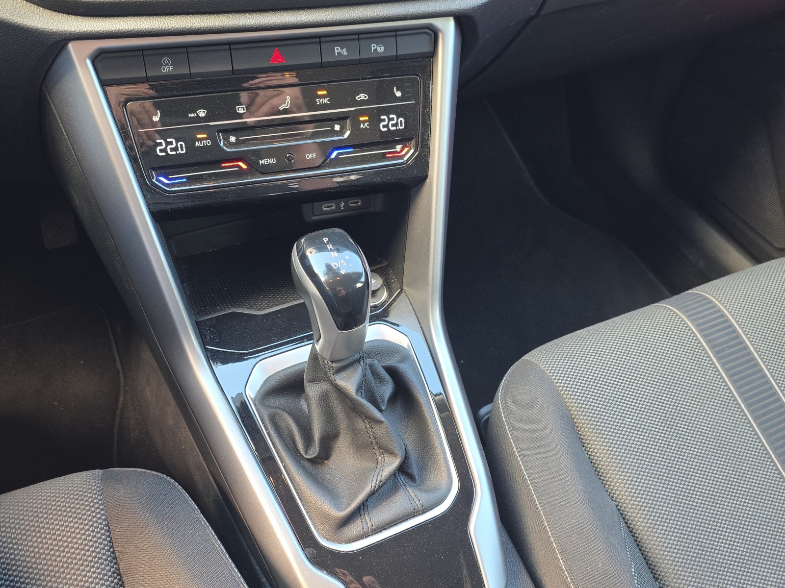 VW T-Roc 1.5 TSI EVO Life DSG mit Anhängevorrichtung, Navi, DAB+ & Sitzheizung-image-19