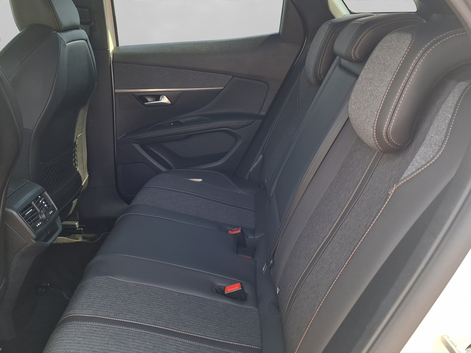 PEUGEOT 3008 1.6 THP GT Line-image-12