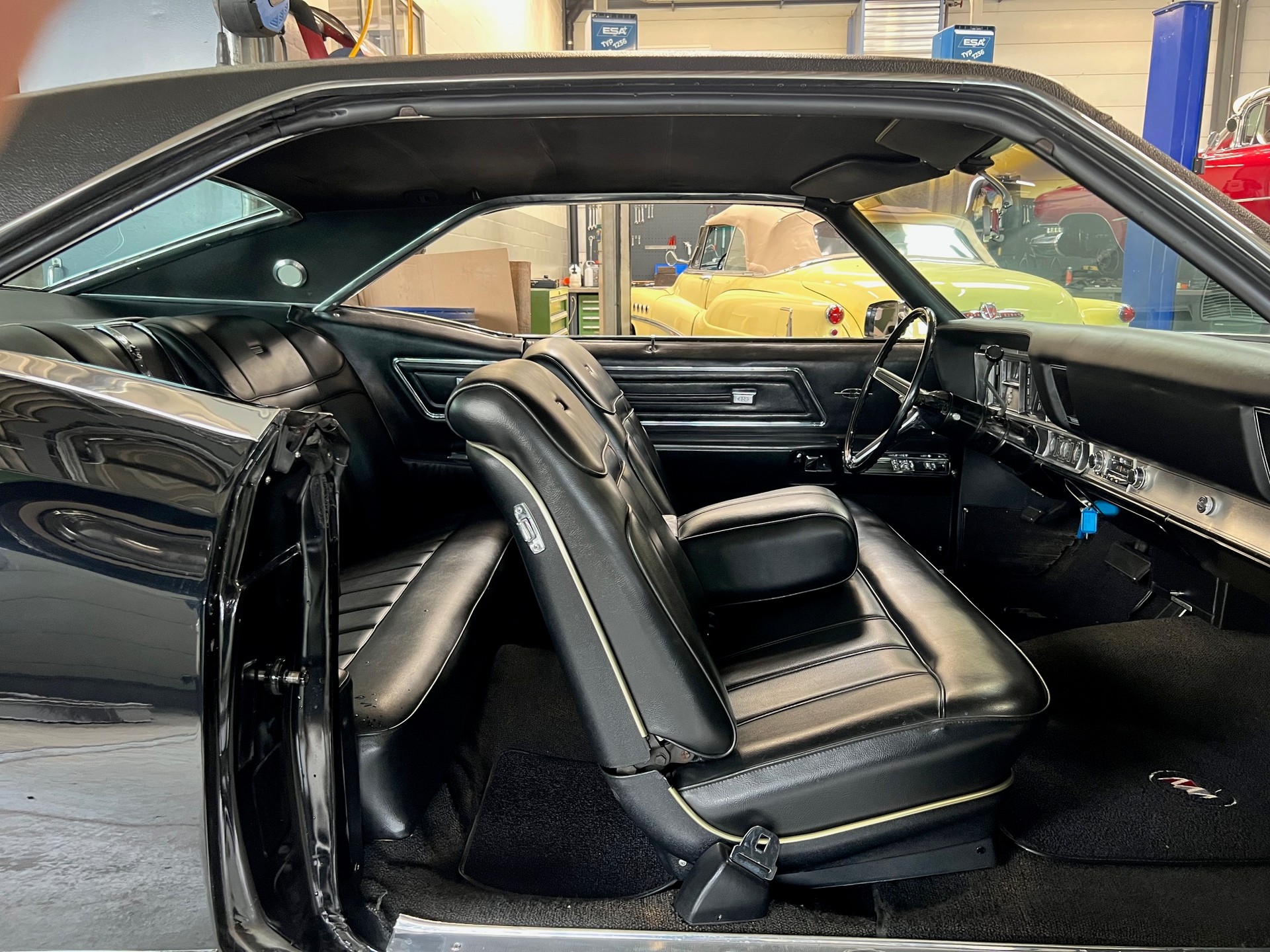BUICK Riviera-image-9