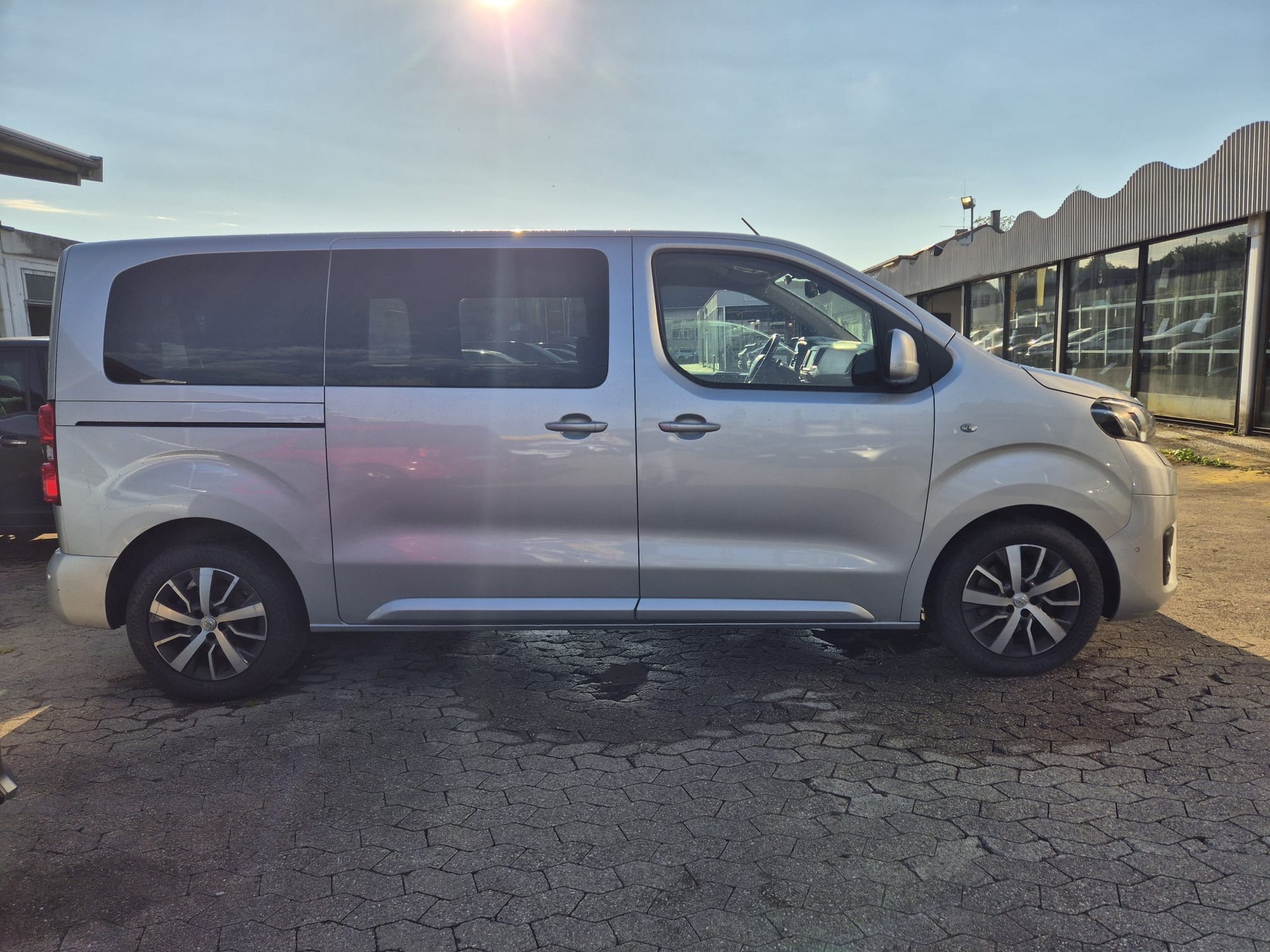TOYOTA Proace Verso 2.0 D-4D Automatic-image-3