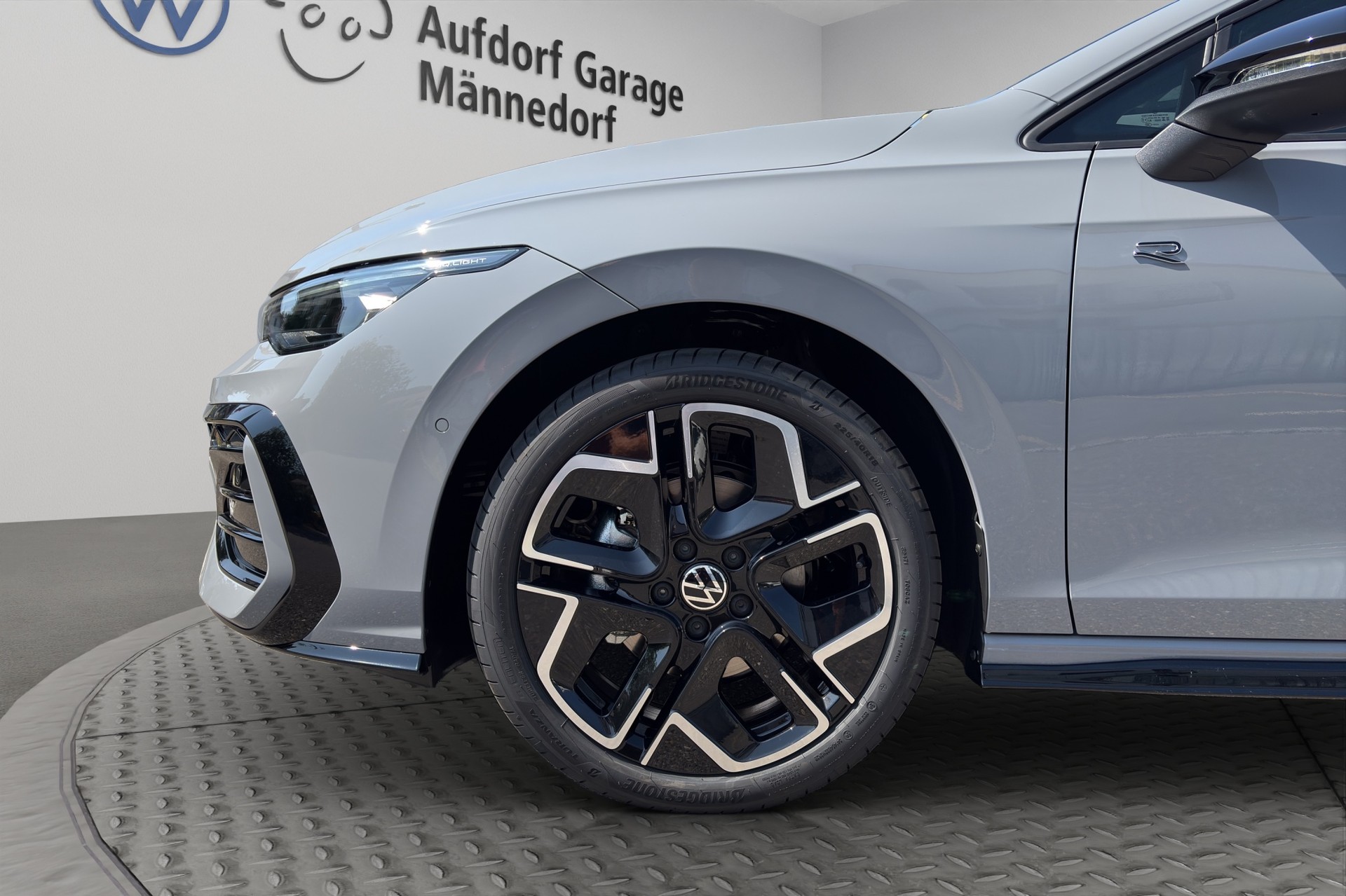 VW Golf 1.5 e TSI mHEV R-Line DSG-image-11