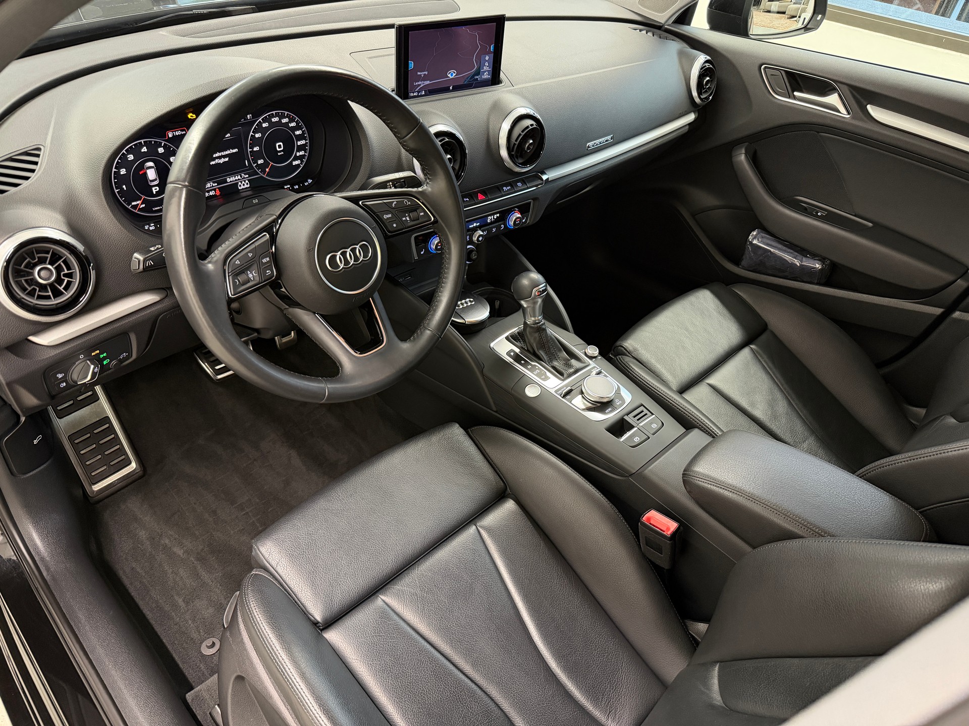 AUDI A3 Sportback 40 TFSI Attraction quattro S-tronic-image-9