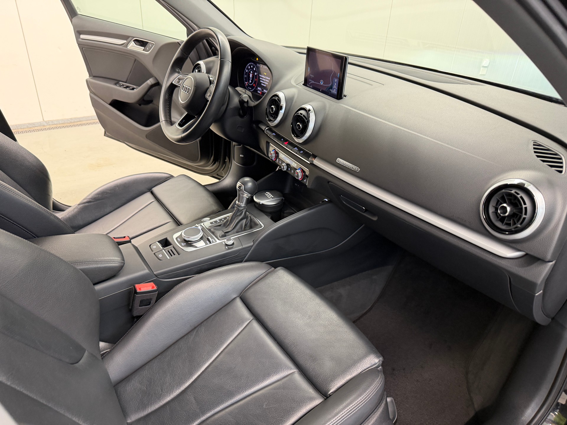 AUDI A3 Sportback 40 TFSI Attraction quattro S-tronic-image-15