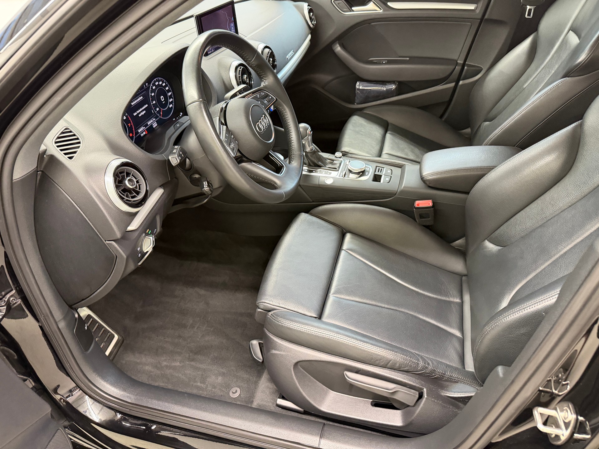 AUDI A3 Sportback 40 TFSI Attraction quattro S-tronic-image-10