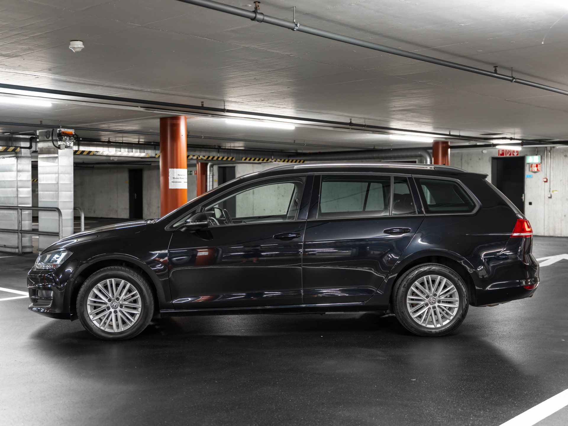 VW Golf Variant 2.0 TDI Cup 4Motion-image-4