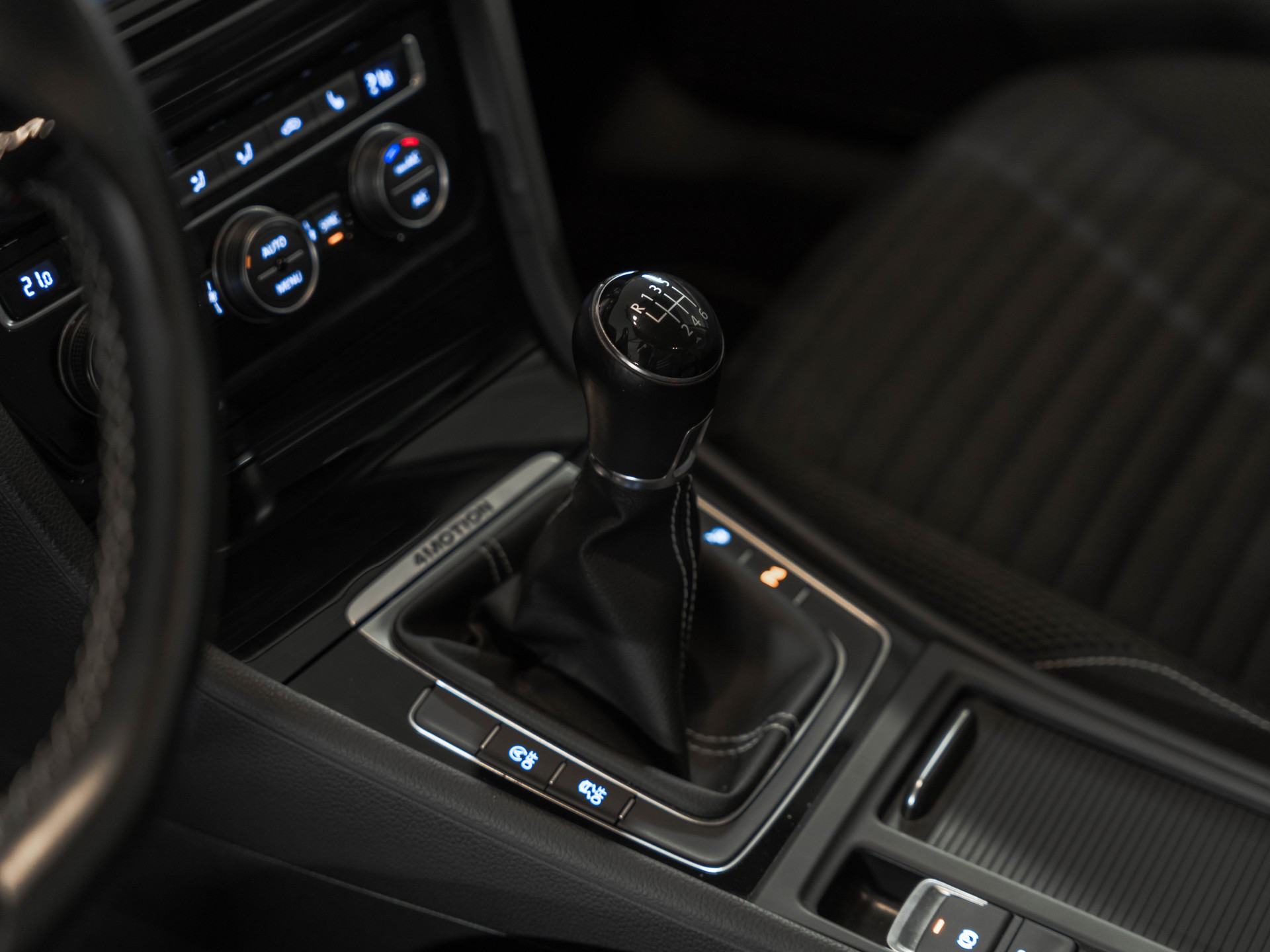 VW Golf Variant 2.0 TDI Cup 4Motion-image-18