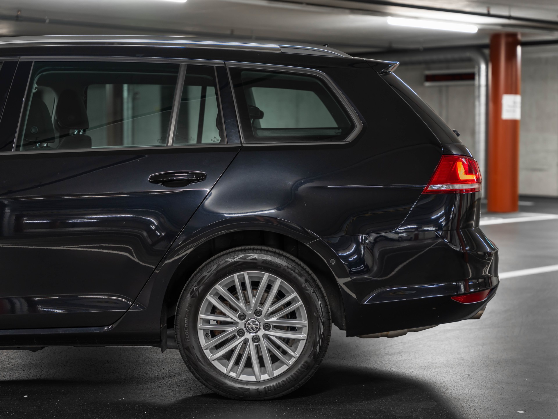 VW Golf Variant 2.0 TDI Cup 4Motion-image-3