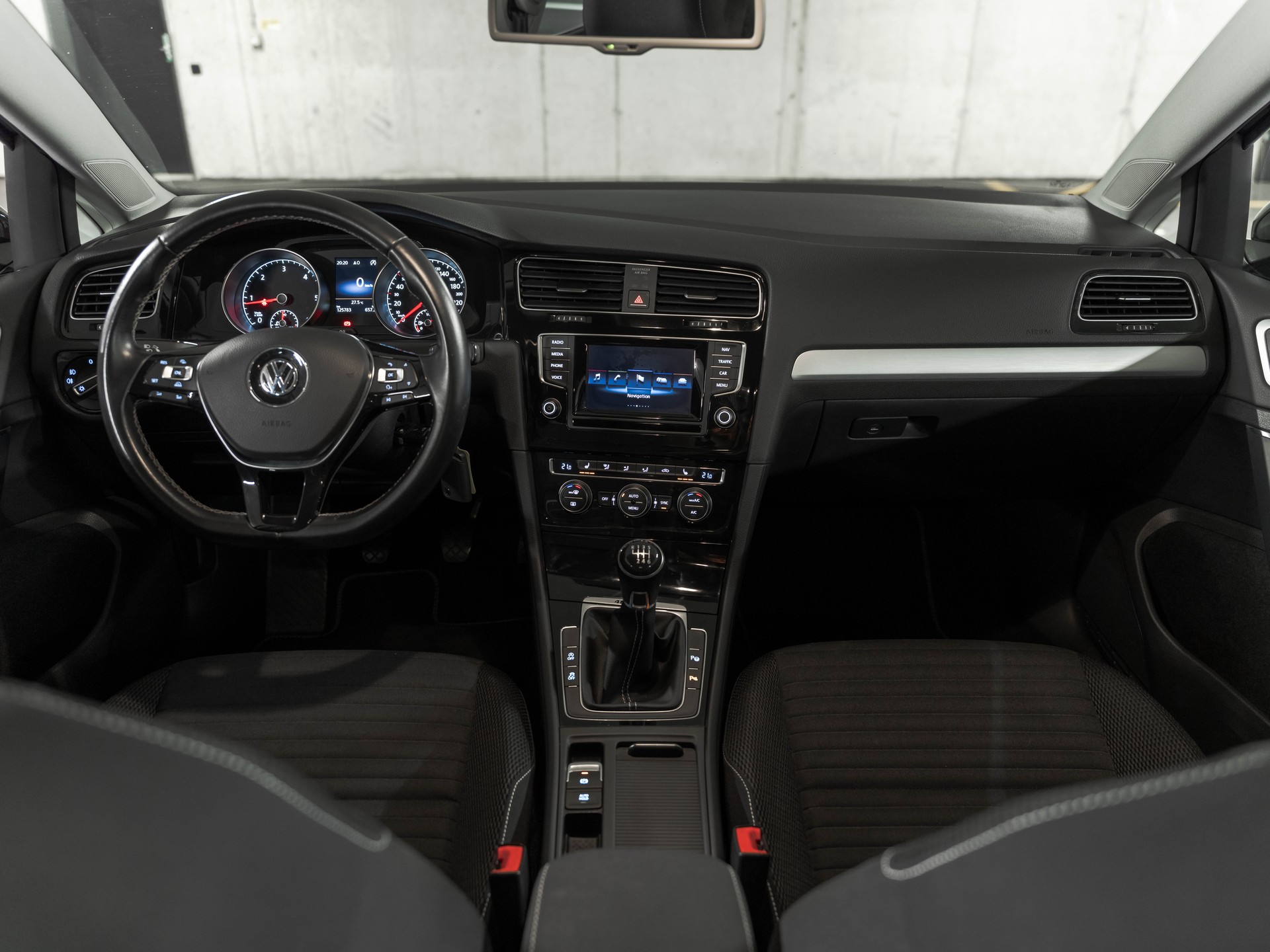 VW Golf Variant 2.0 TDI Cup 4Motion-image-14