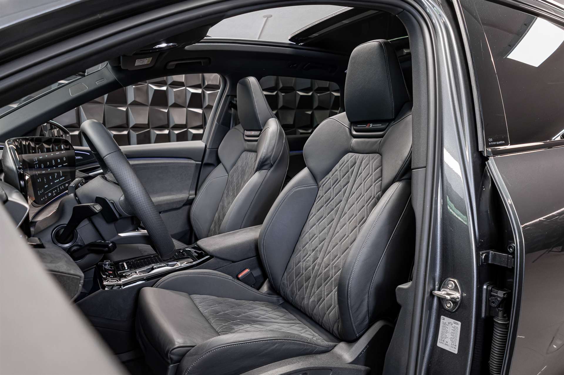 AUDI Q6 e-tron quattro S-Line-image-16