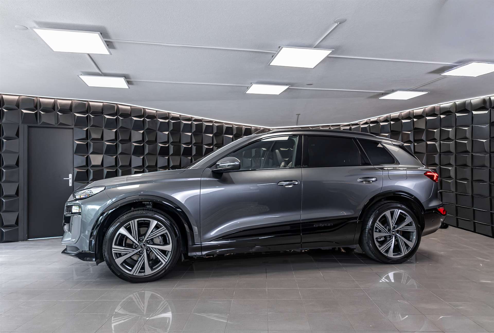 AUDI Q6 e-tron quattro S-Line-image-2