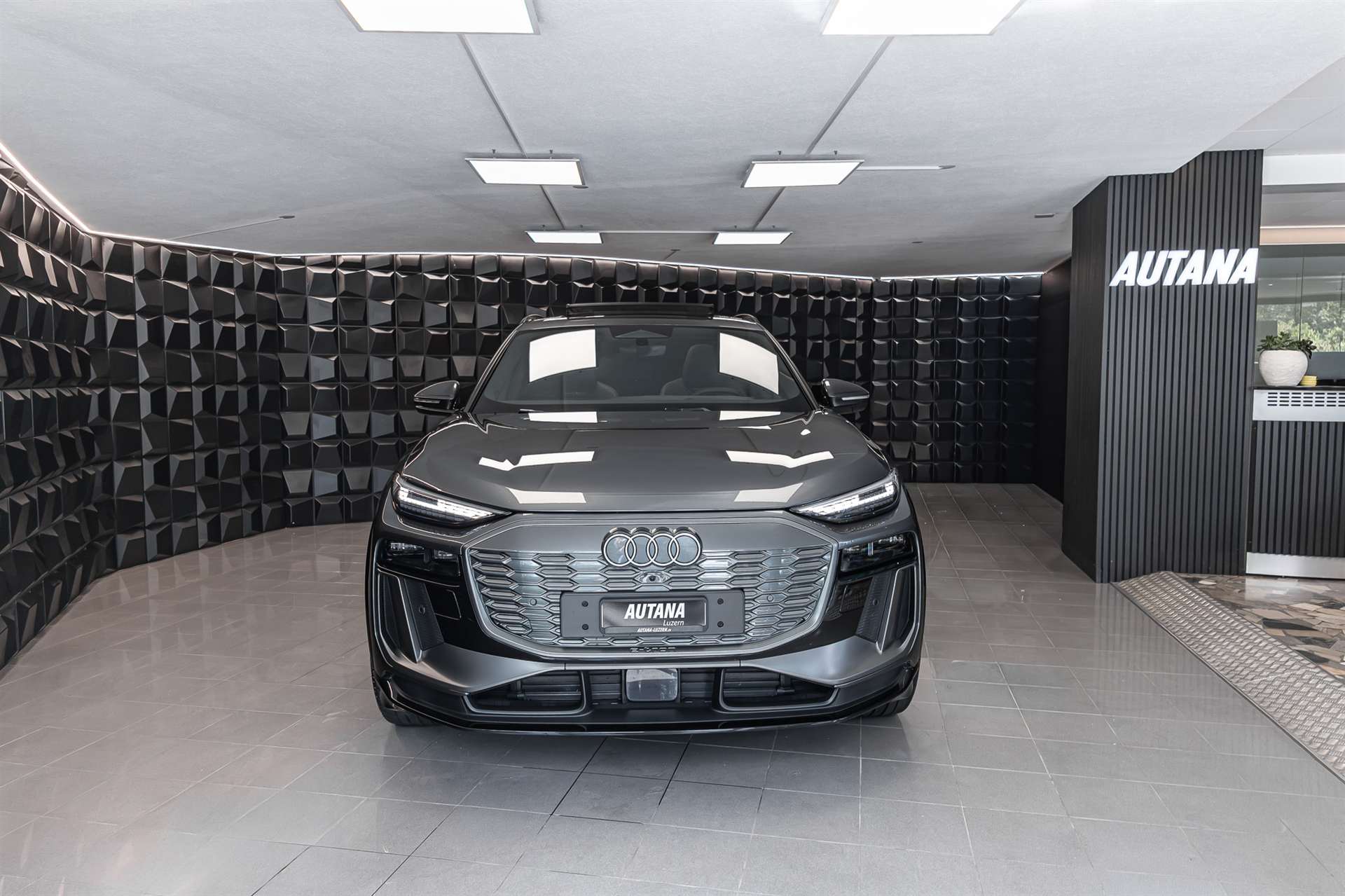 AUDI Q6 e-tron quattro S-Line-image-4