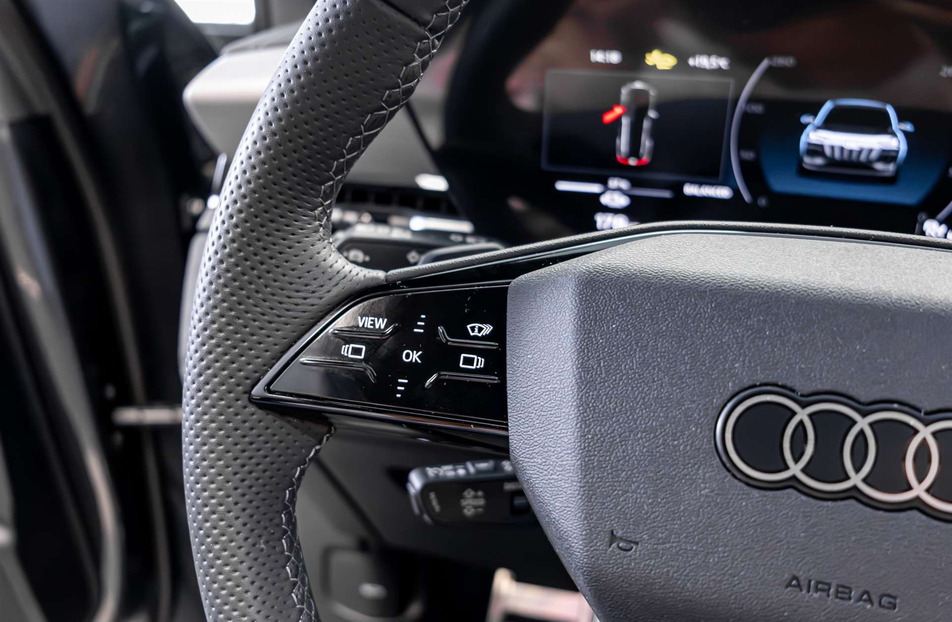 AUDI Q6 e-tron quattro S-Line-image-10
