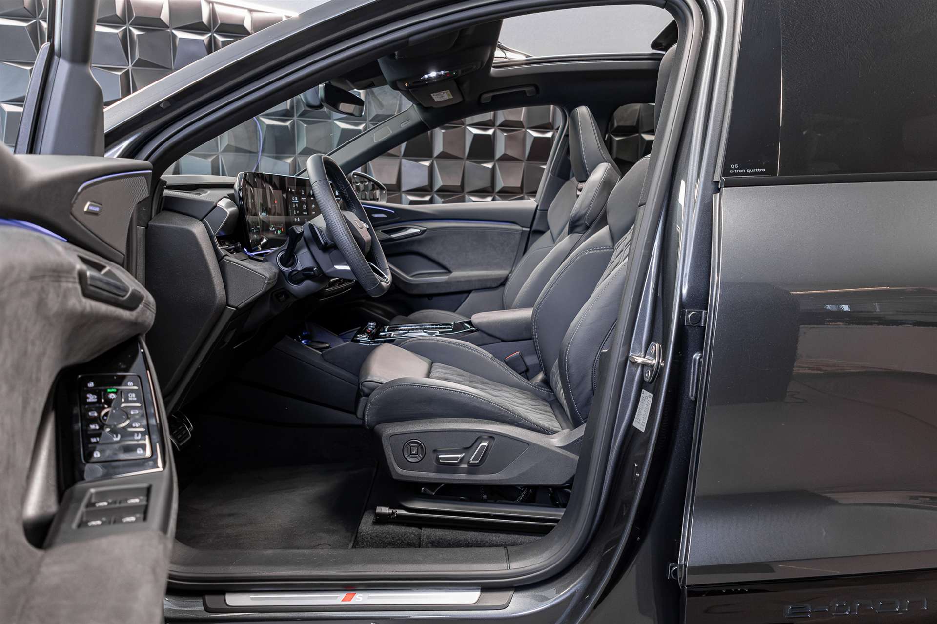 AUDI Q6 e-tron quattro S-Line-image-14