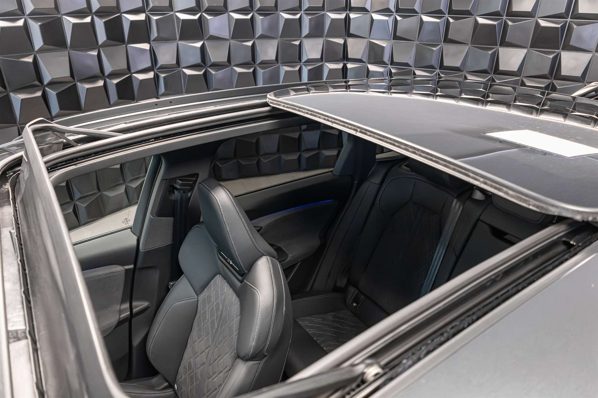 AUDI Q6 e-tron quattro S-Line-image-6