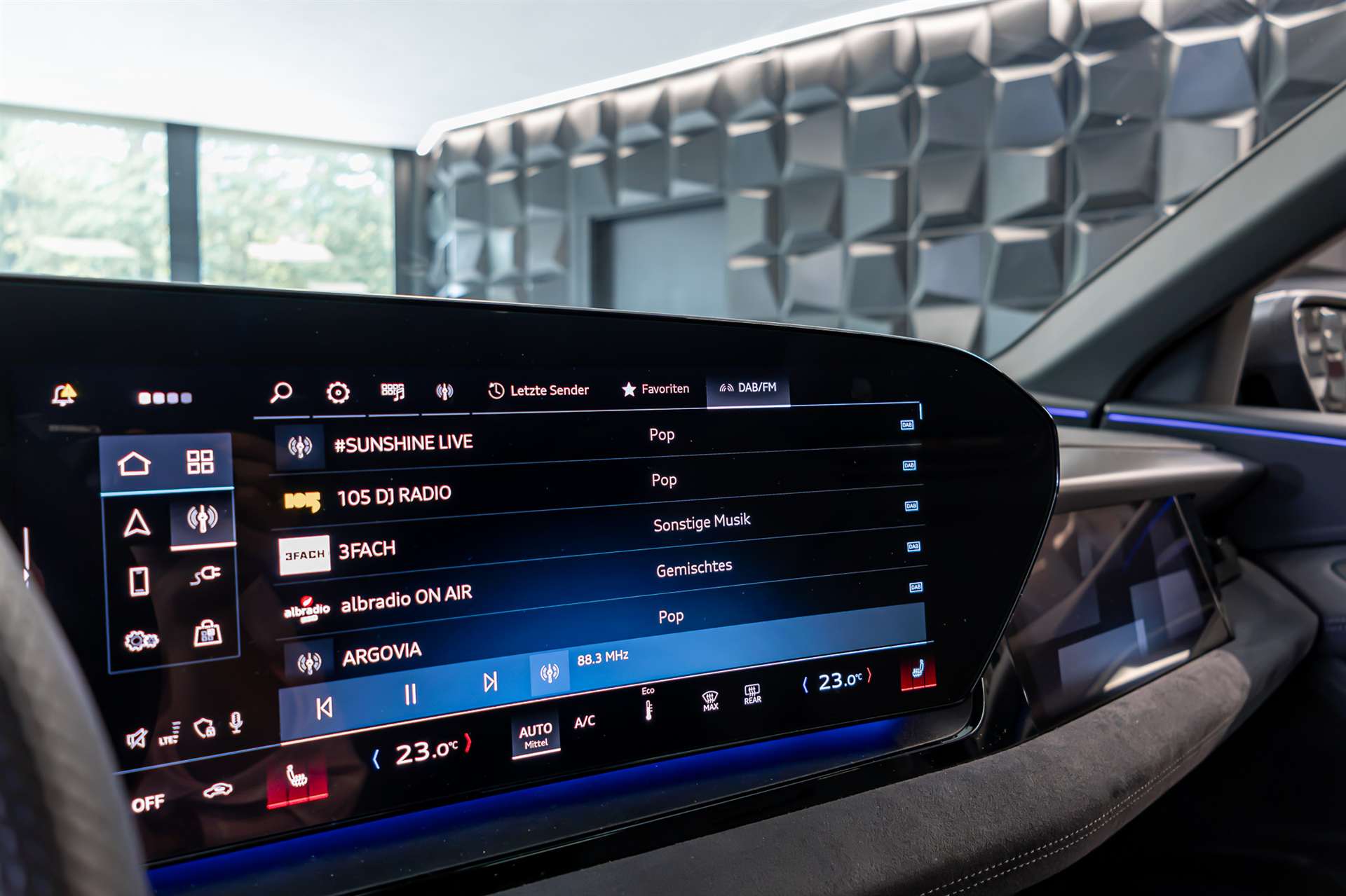AUDI Q6 e-tron quattro S-Line-image-18