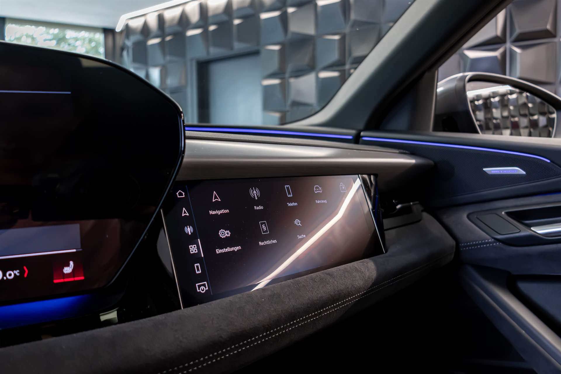AUDI Q6 e-tron quattro S-Line-image-25