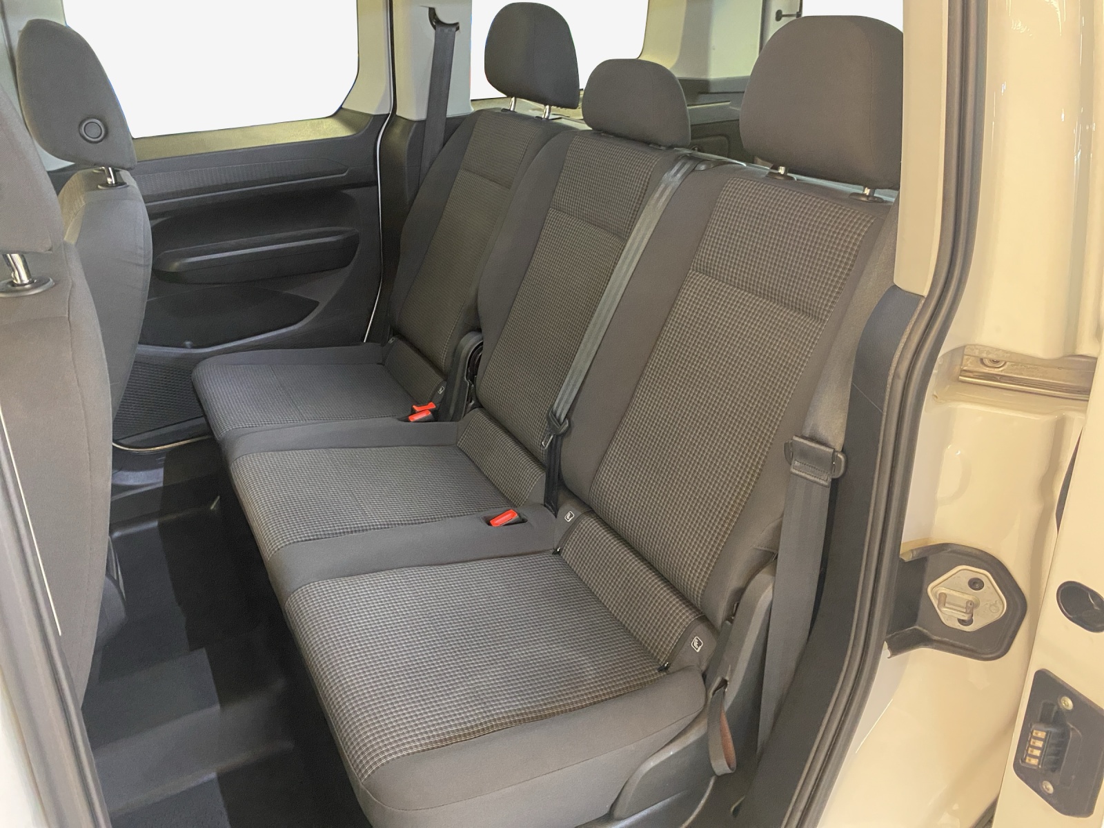 VW Caddy 2.0 TDI-image-11