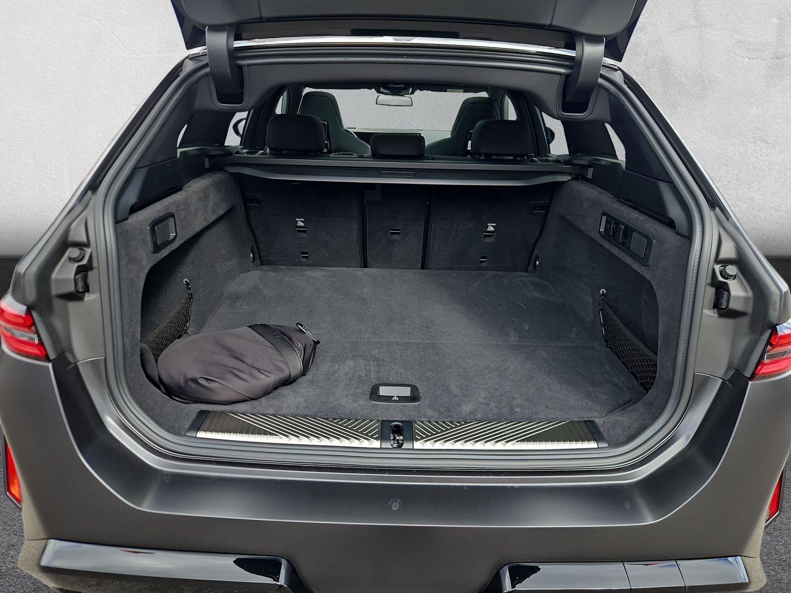 BMW M5 xDrive Touring-image-9