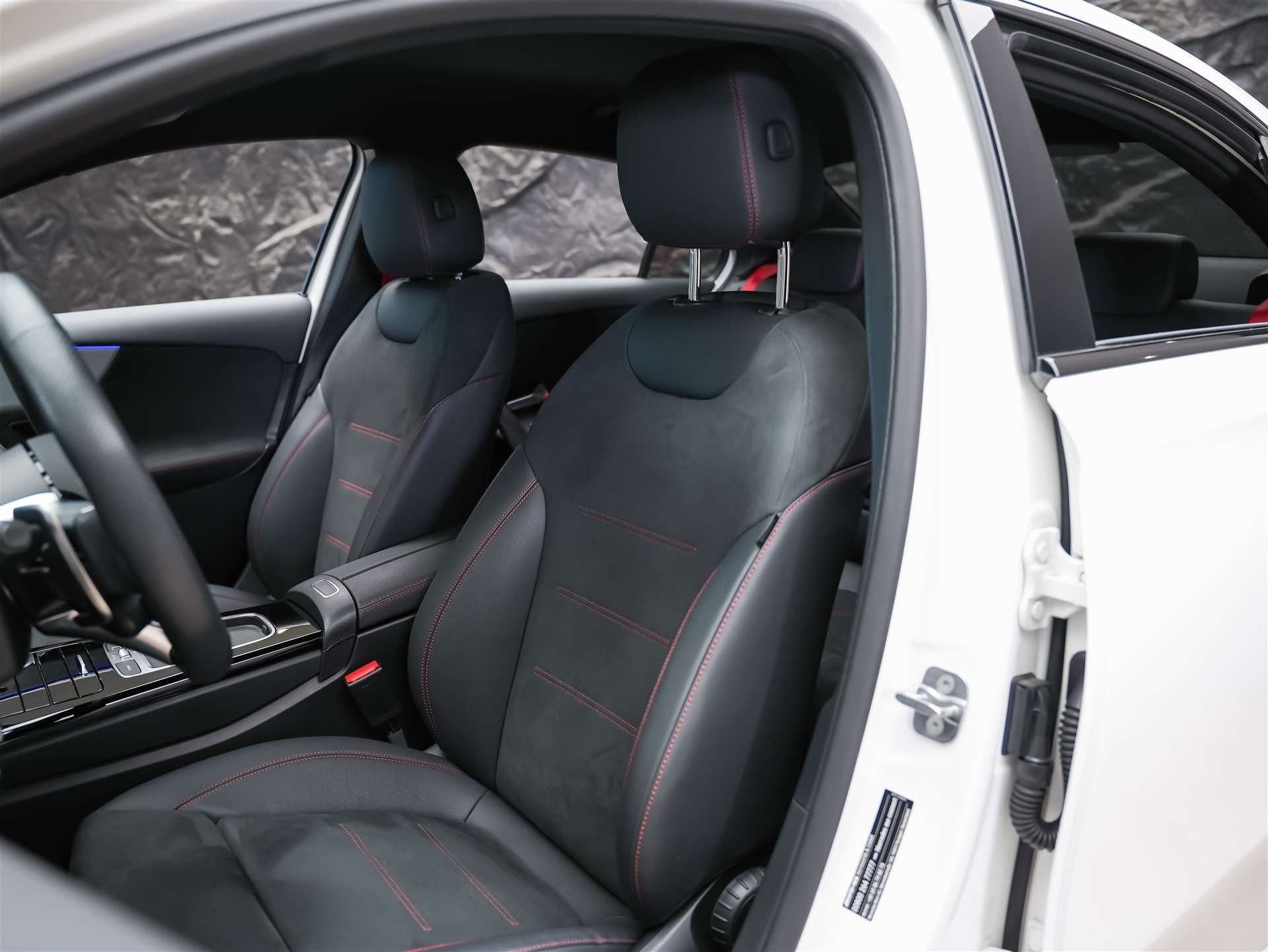 MERCEDES-BENZ A35 AMG 4Matic+ 8G-DCT *Limousine*Aero-Paket*Werksgarantie*Digital Light*-image-9