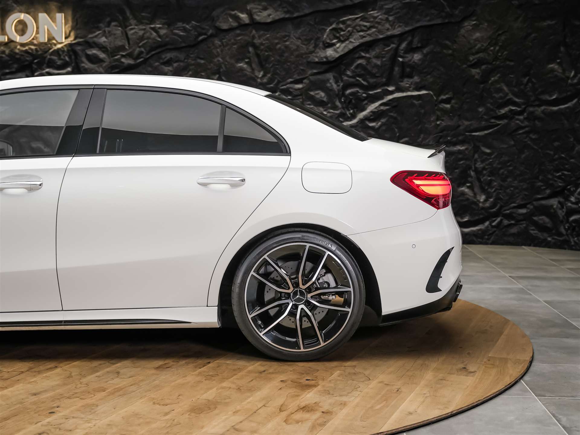 MERCEDES-BENZ A35 AMG 4Matic+ 8G-DCT *Limousine*Aero-Paket*Werksgarantie*Digital Light*-image-16
