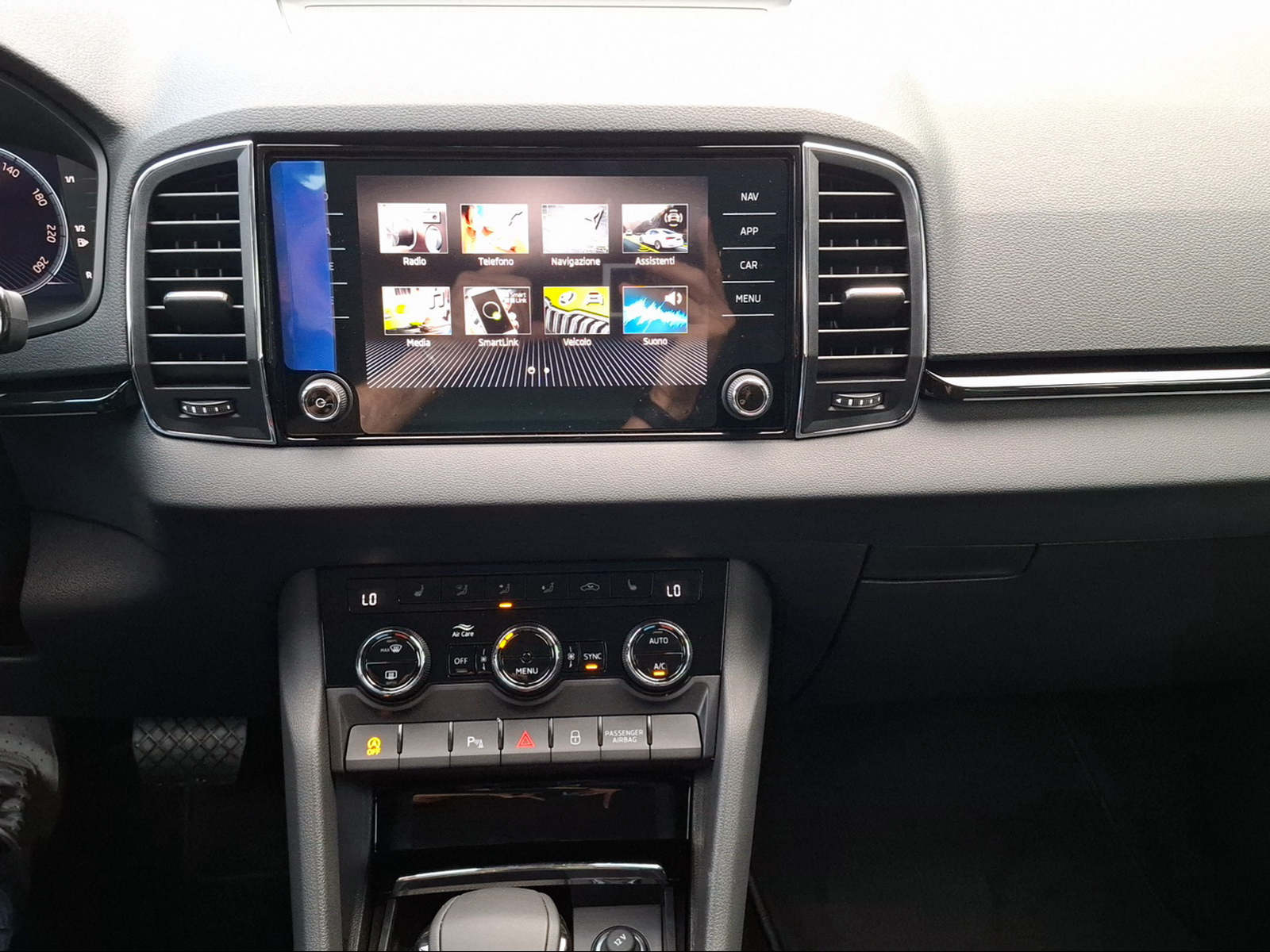 SKODA Karoq 2.0 TDI CR Dynamic 4x4 DSG-image-12