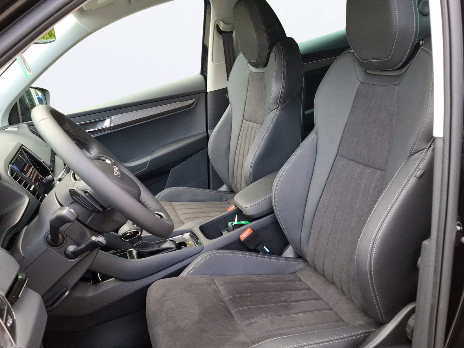 SKODA Karoq 2.0 TDI CR Dynamic 4x4 DSG-image-9