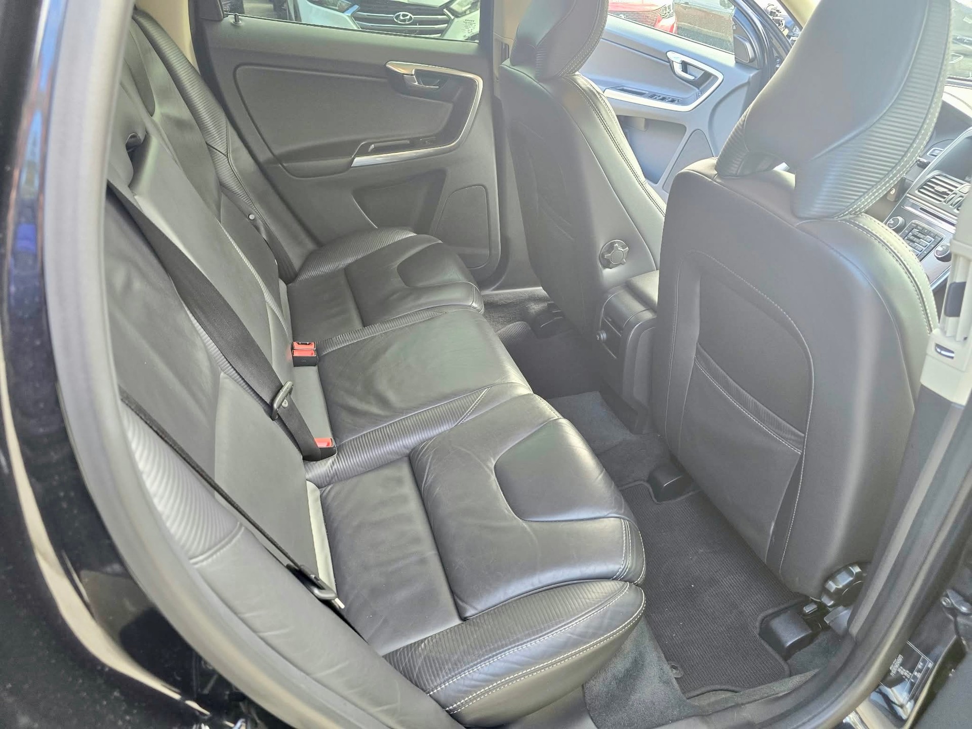 VOLVO XC60 D5 AWD R-Design Geartronic-image-12