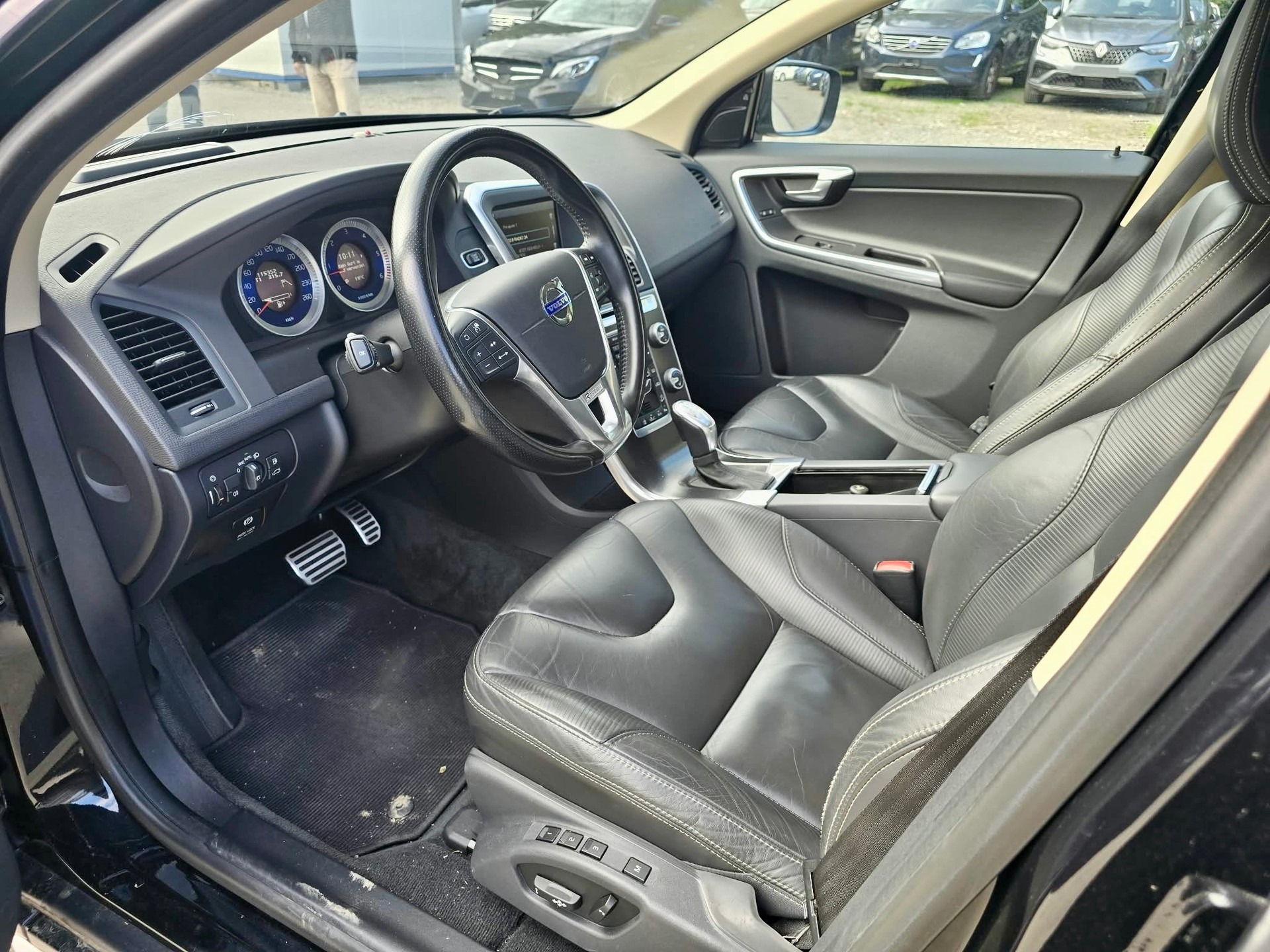 VOLVO XC60 D5 AWD R-Design Geartronic-image-10