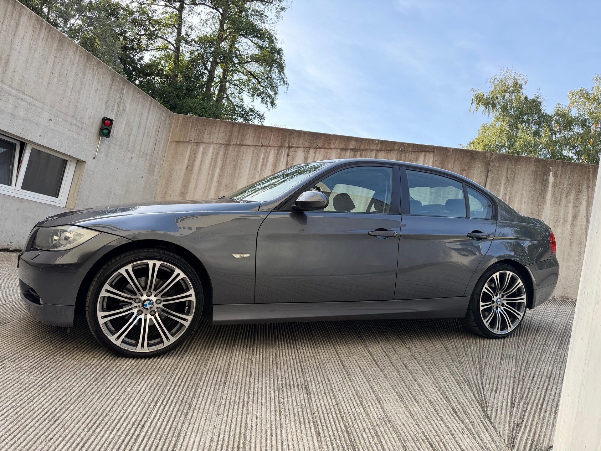 BMW 320i | frisch MFK & Service | Steuerkette neu | PDC | 8-fach-image-3