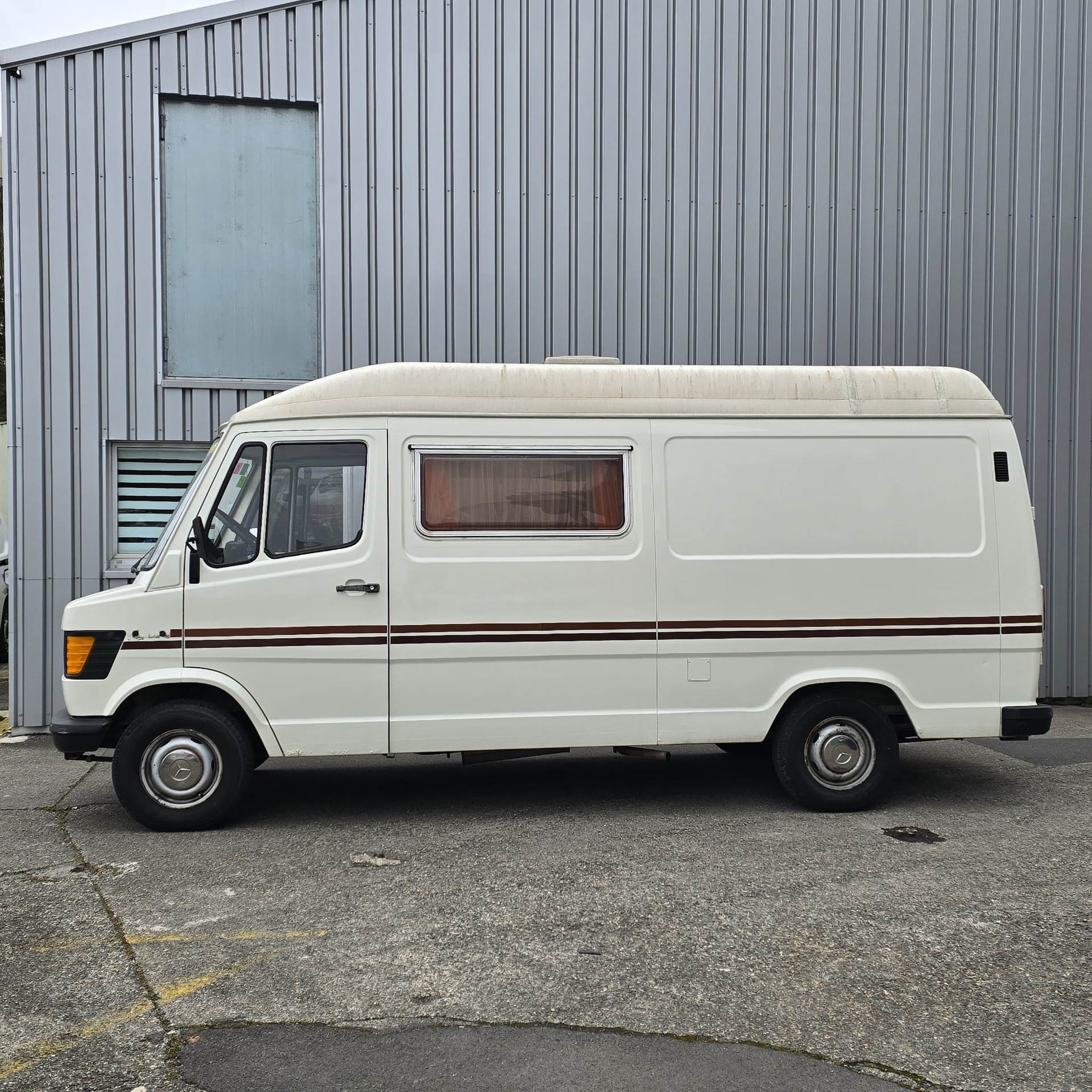 MERCEDES-BENZ 207D-image-2