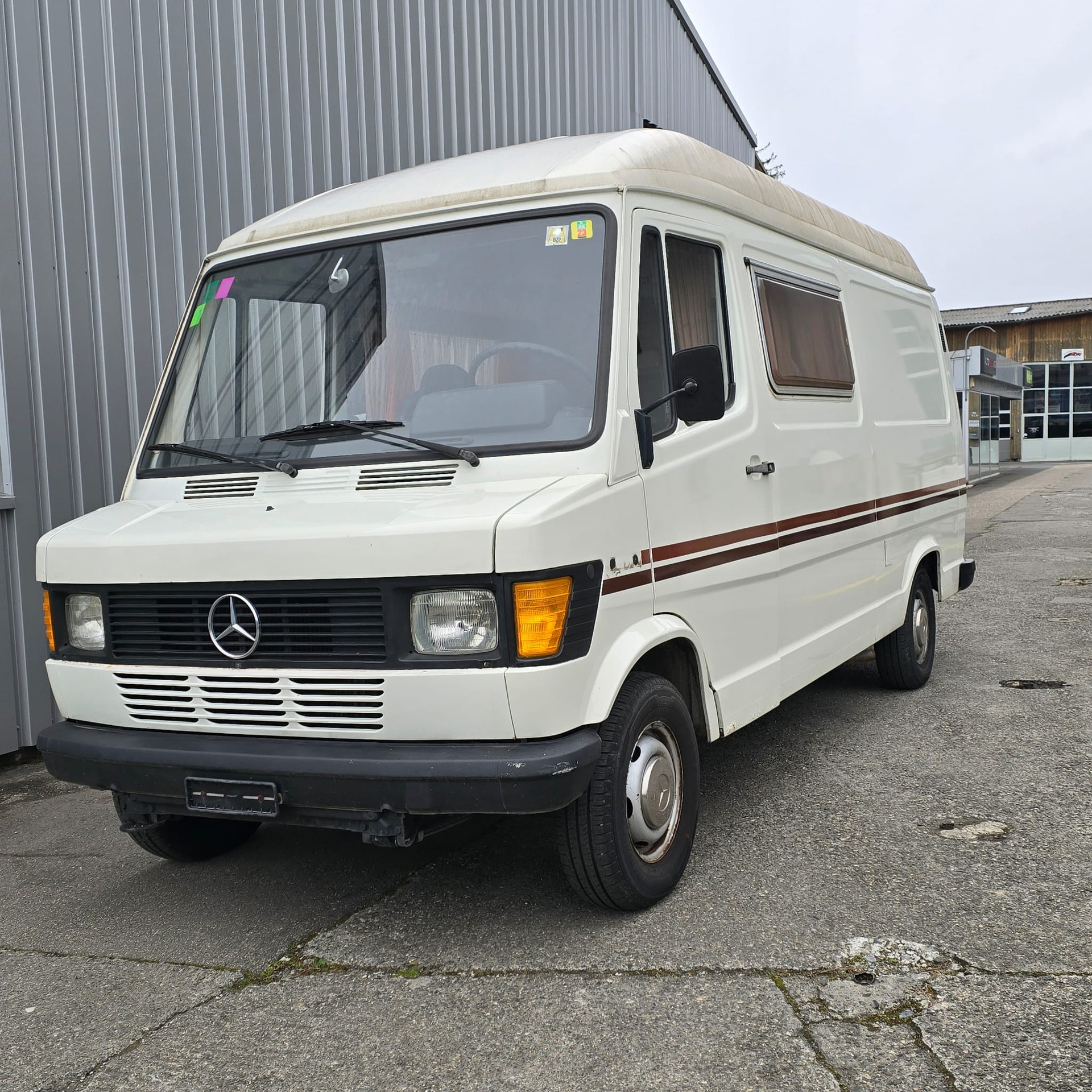 MERCEDES-BENZ 207D-image-0