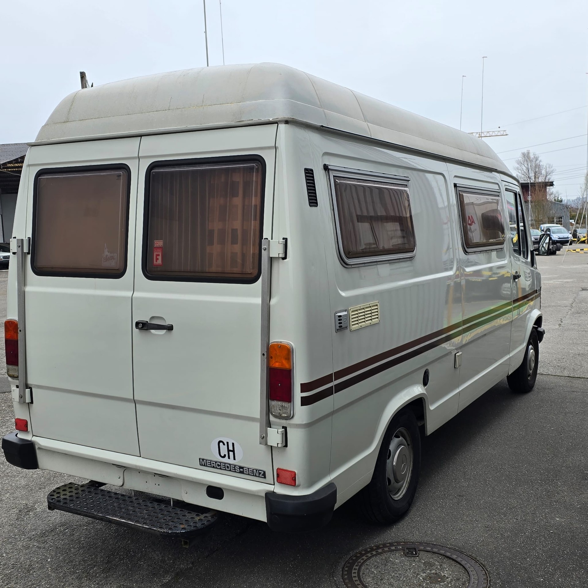 MERCEDES-BENZ 207D-image-12