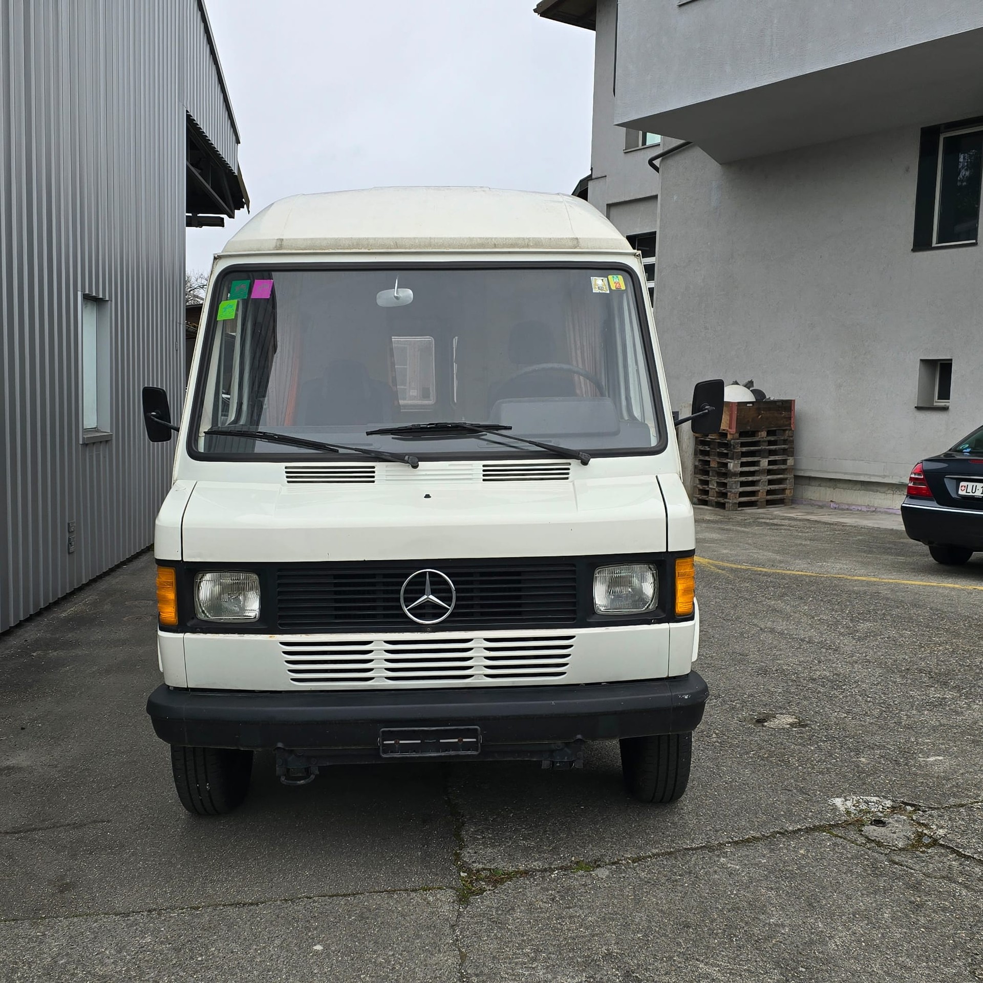 MERCEDES-BENZ 207D-image-1