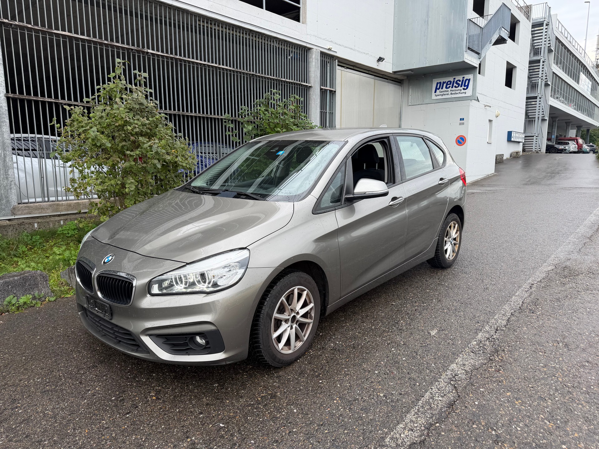 BMW 220i Active Tourer Steptronic-image-0